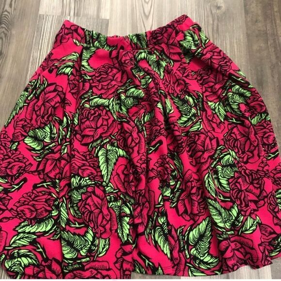 LulaRoe Red/Green/Black Rose Floral Print Pleated Midi Skirt Sz Medium ECU! - Picture 2 of 7